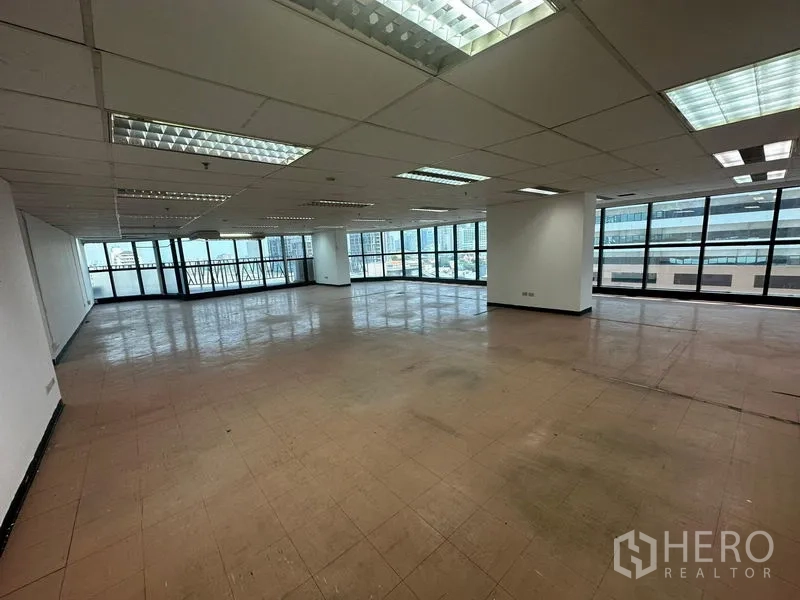 办公空间 出租 - 角落办公空间，整面落地玻璃与城市景观，待装修布局自由。