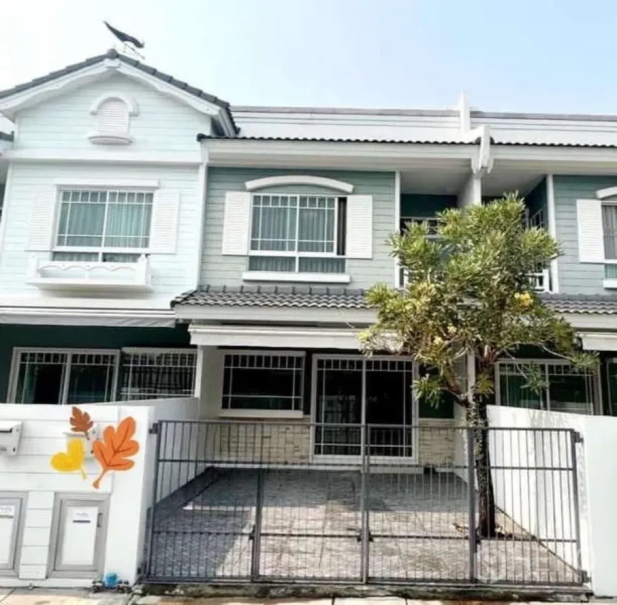 独立式住宅 出租在Bang Phli, Samut Prakan - 房屋正面视角，带入户车位与百叶窗。