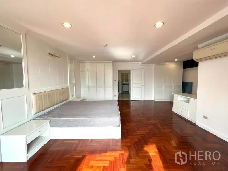 คอนโด ให้เช่าในWatthana, Bangkok - ห้องนอนหลักกว้าง พื้นปาร์เกต์ ตู้เสื้อผ้าบิวท์อิน แอร์ และฐานเตียง