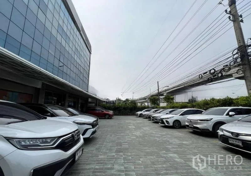 Office Space for rent - Expansive front car park beside the glass curtain wall facade.