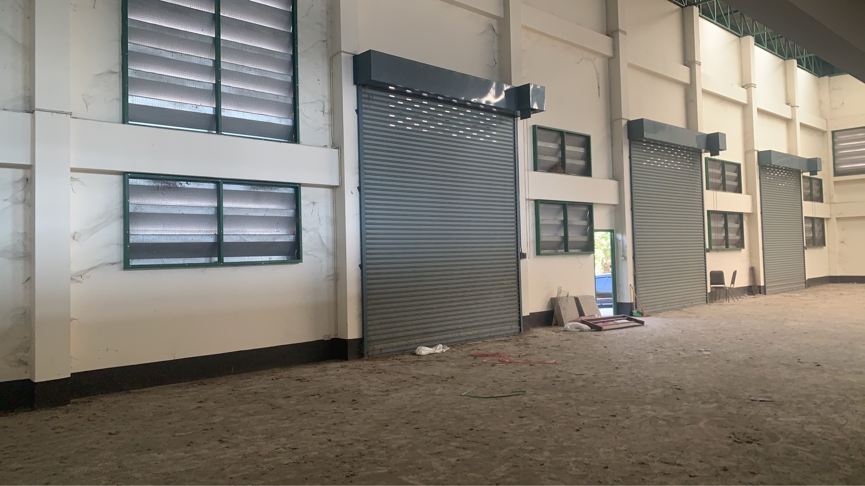 货栈 出租在Lam Luk Ka, Pathum Thani - 室内墙面设多扇卷闸门与百叶通风窗。