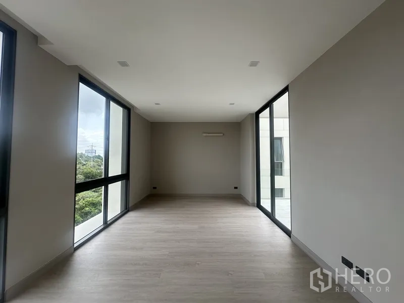 โฮมออฟฟิศ for rent or sale in Suan Luang, Bangkok - ห้องทรงยาวมีหน้าต่างทั้งสองด้านและพื้นไม้