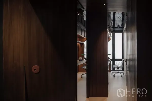 办公空间 出租在Bang Rak, Bangkok - 狭长私密办公室，玻璃门与高窗采光