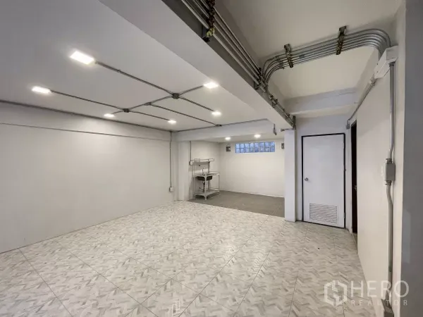 สำนักงานที่บ้าน ให้เช่าในKhlong Toei, Bangkok - พื้นที่ชั้นล่างสว่าง พื้นกระเบื้องลาย ท่อเดินลอยบนเพดานและไฟดาวน์ไลท์