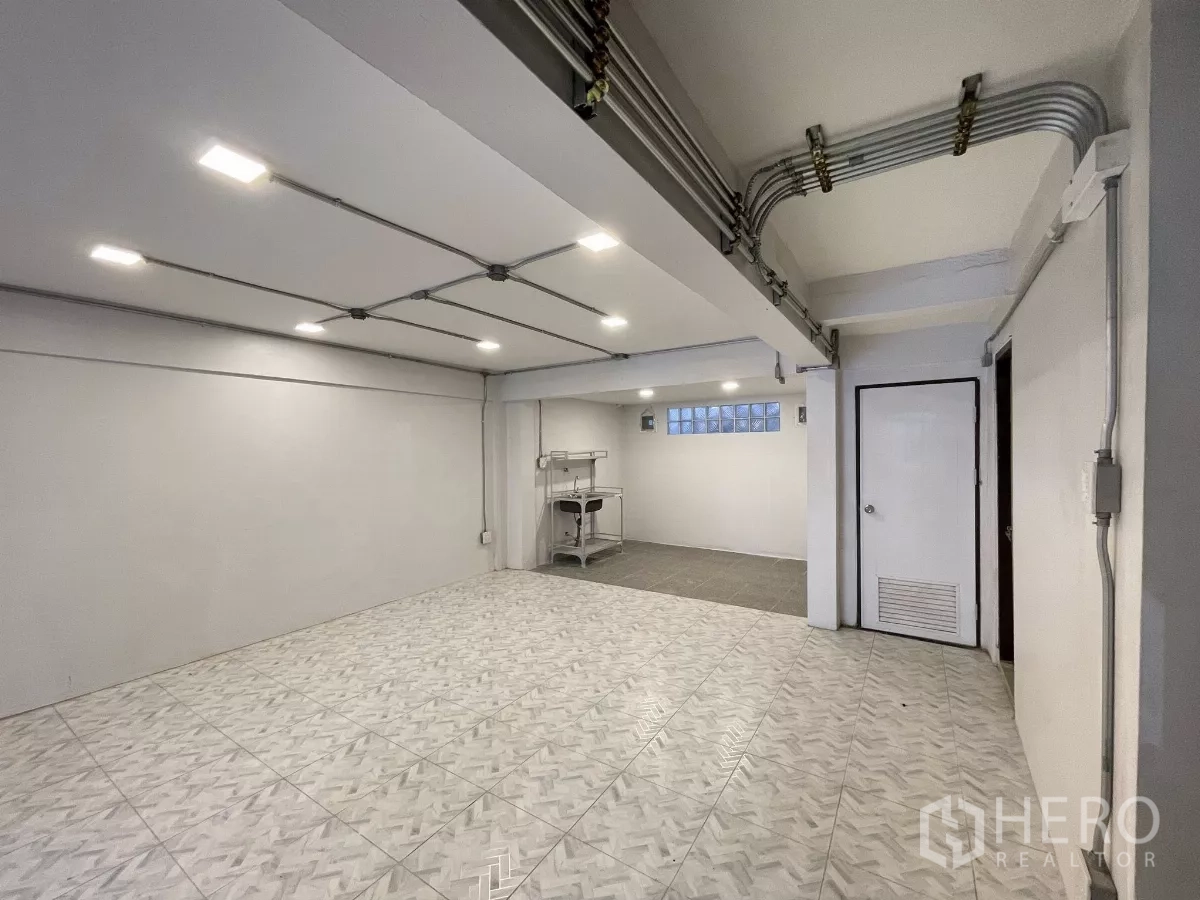สำนักงานที่บ้าน ให้เช่าในKhlong Toei, Bangkok - พื้นที่ชั้นล่างสว่าง พื้นกระเบื้องลาย ท่อเดินลอยบนเพดานและไฟดาวน์ไลท์