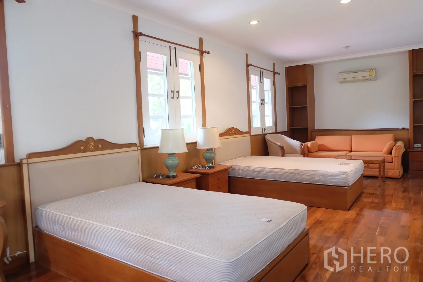 独立式住宅 出租在Bang Phli, Samut Prakan - 宽敞卧室，双床，木地板，内置书架与沙发角。