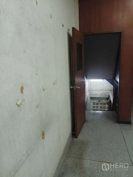 อาคารพาณิชย์ ให้เช่าในKhlong Toei, Bangkok - โถงทางเดินสู่บันได พื้นเทอร์ราซโซ และประตูไม้