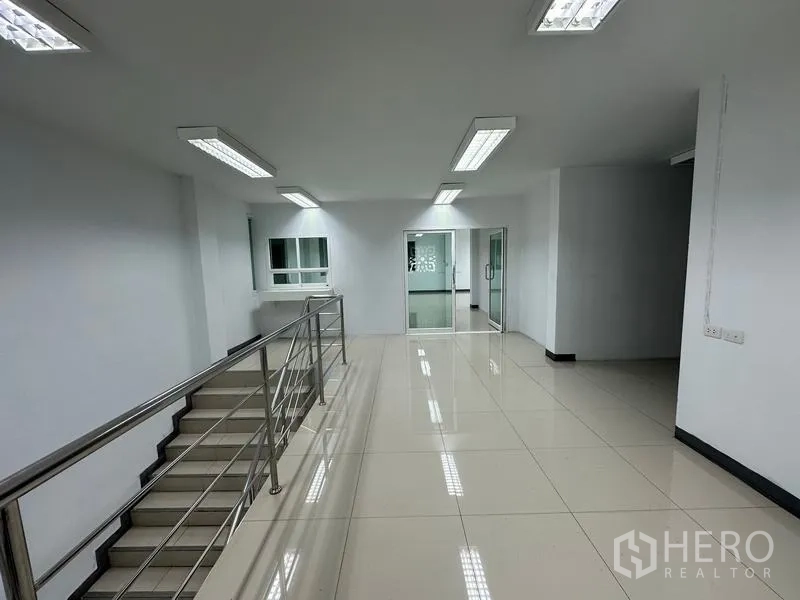 คลังสินค้า ให้เช่าในPhra Nakhon Si Ayutthaya - โถงสำนักงานสว่างพื้นกระเบื้อง ทางเดินพร้อมราวสแตนเลสและไฟฟลูออเรสเซนต์