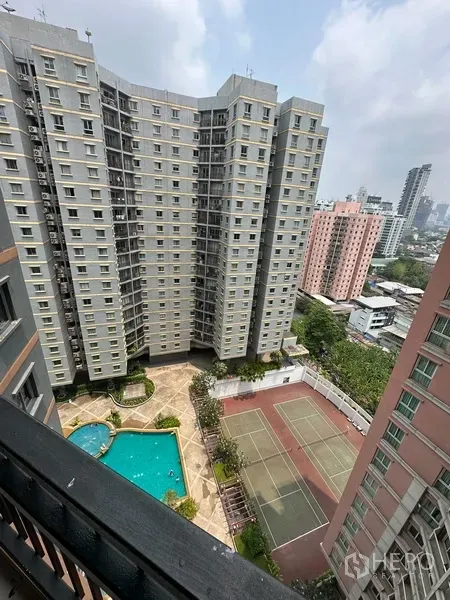 公寓 出租或出售在Yan Nawa, Bangkok - 高层俯瞰公共区域：游泳池、景观庭院与网球场。