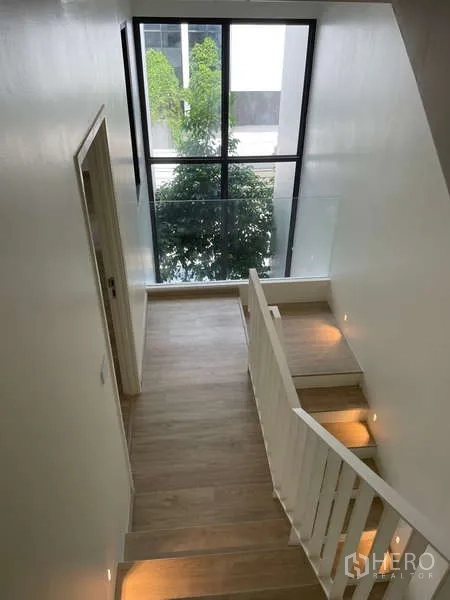 สำนักงานที่บ้าน ให้เช่าในDon Mueang, Bangkok - ชานบันไดกับหน้าต่างสูงจรดเพดาน มองเห็นต้นไม้ด้านนอก