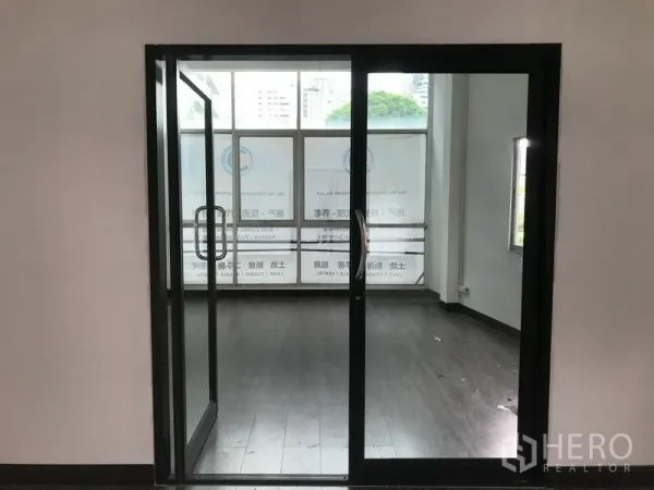 อาคารพาณิชย์ ให้เช่าในWatthana, Bangkok - ประตูกระจกบานเลื่อนเปิดสู่ห้องด้านหน้า มีหน้าต่างบานใหญ่หันสู่ถนน