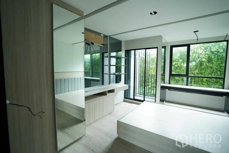 独立商业地产 出租在Bang Na, Bangkok - 转角房间，内置平台与书桌，落地窗对绿景。