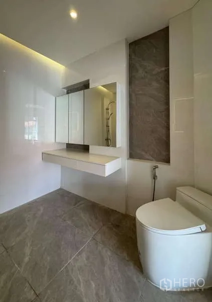 联排别墅 出租或出售在Prawet, Bangkok - 现代化浴室，悬浮洗手台、背光镜和坐便器