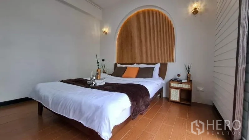 ทาวน์เฮาส์ ให้เช่าหรือขายในChatuchak, Bangkok - ห้องนอนอบอุ่น มีหัวเตียงซุ้มโค้งลายซี่ไม้และไฟสีนวล