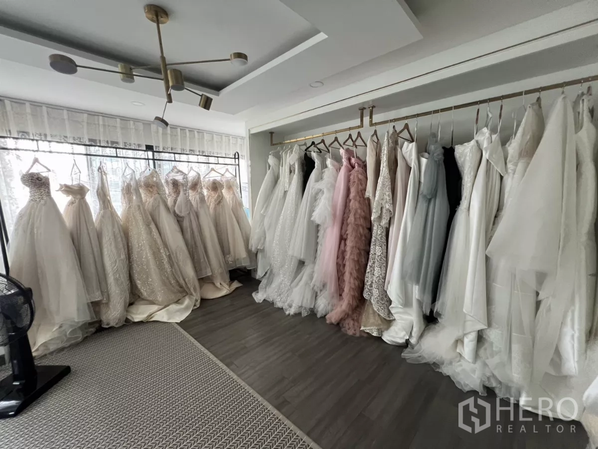零售空间 出租在Watthana, Bangkok - 近景：试衣间内整排婚纱挂架。