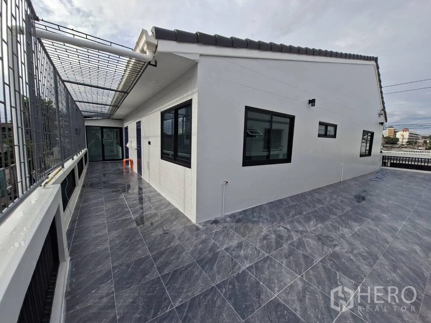 家庭办公室 for rent in Phra Khanong, Bangkok - 沿楼层延伸的大片铺砖露台。