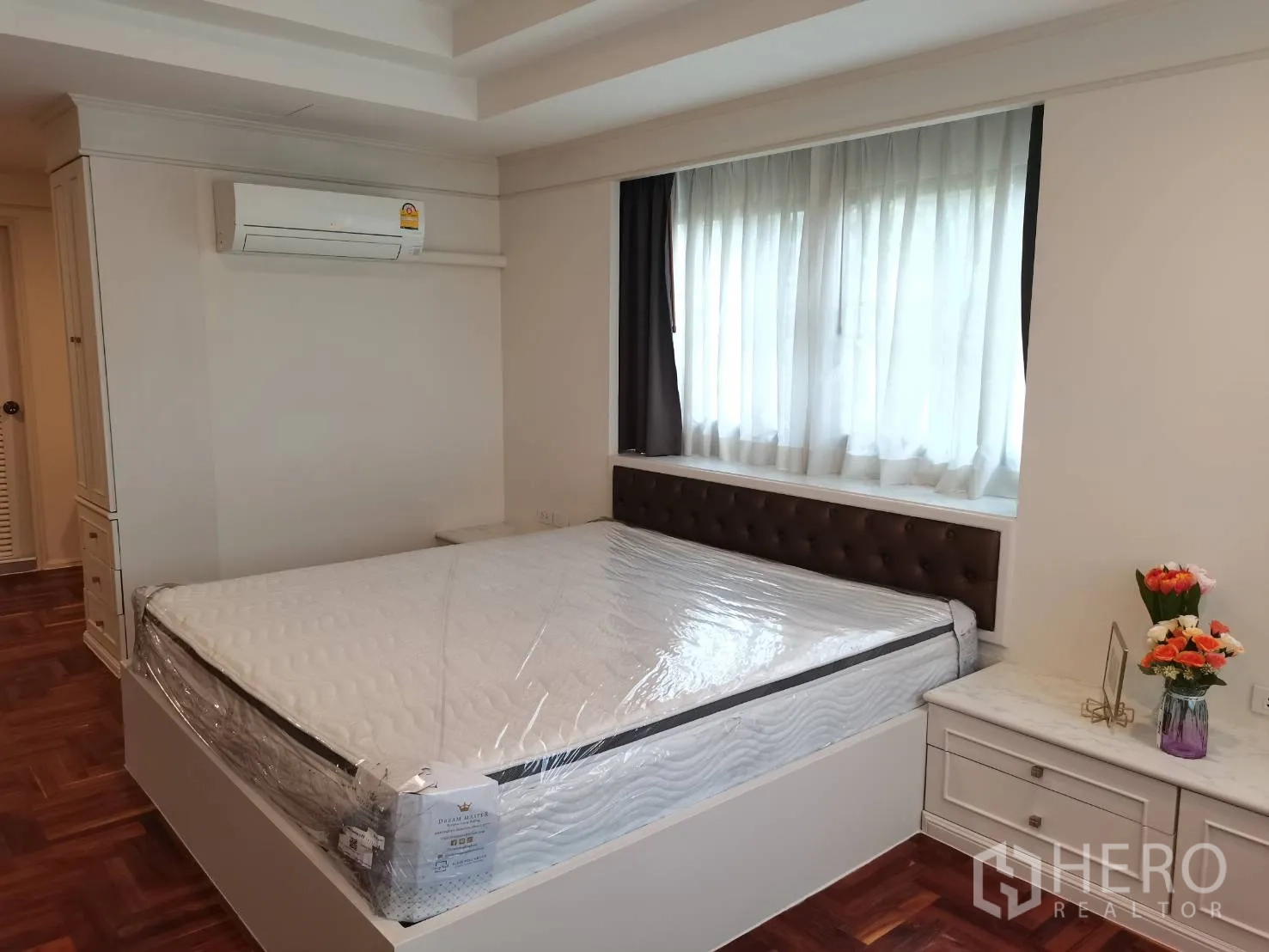 อพาร์ทเมนท์ ให้เช่าในWatthana, Bangkok - โถงทางเดินกั้นด้วยกระจก มองเห็นครัวและมุมซักผ้า