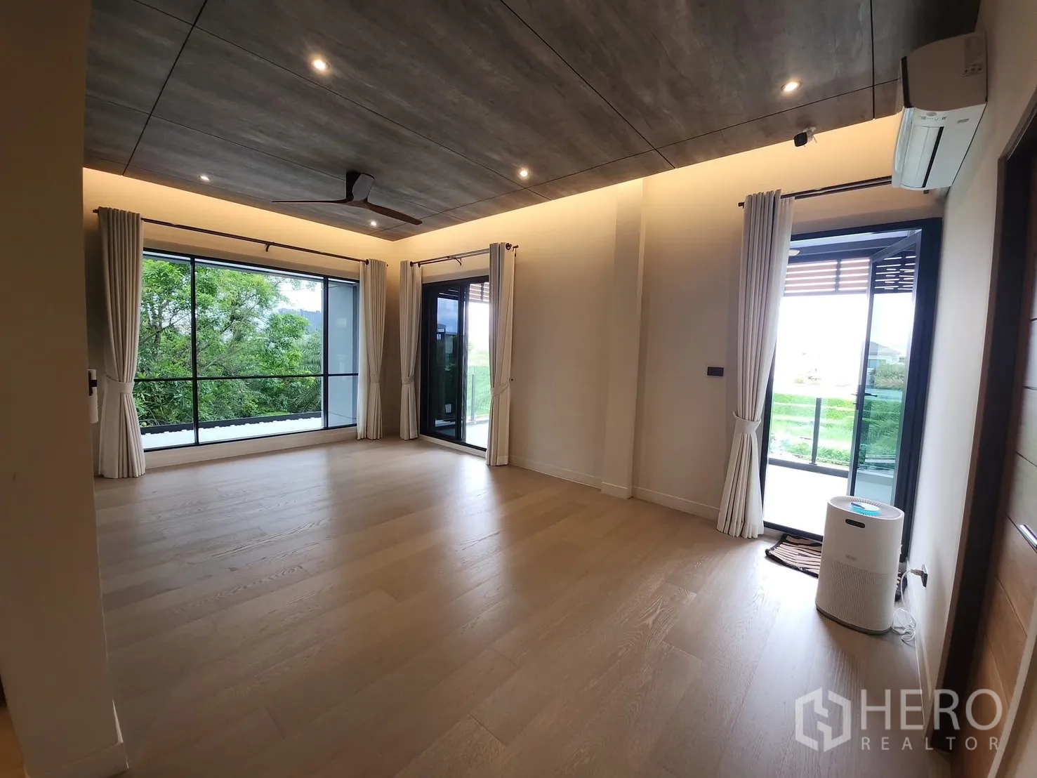 Detached House for rent in Bang Phli, Samut Prakan - Upstairs family room with two balconies and green park views.