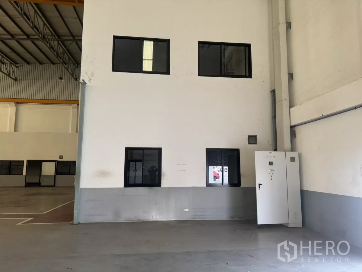 工厂 出租或出售在Bang Phli, Samut Prakan - 厂房角落，配电控制柜与室内窗。