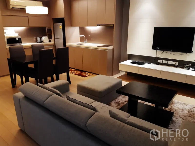 คอนโด ให้เช่าในWatthana, Bangkok - พื้นที่เปิดโล่งสไตล์โมเดิร์น ทีวีติดผนัง ครัวขนาดกะทัดรัด โต๊ะอาหารสี่ที่นั่งและออตโตมัน