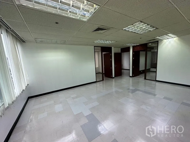 สำนักงาน ให้เช่าในChatuchak, Bangkok - พื้นที่ทำงานเปิดโล่งสว่างพร้อมฝ้าเพดานหลุมและประตูทางเข้าหลายจุด