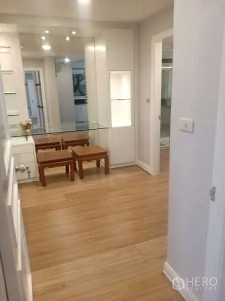 คอนโด ให้เช่าในKhlong Toei, Bangkok - โถงทางเดินมีมุมทำงาน โต๊ะกระจกบิวท์อิน ม้านั่ง และพื้นไม้