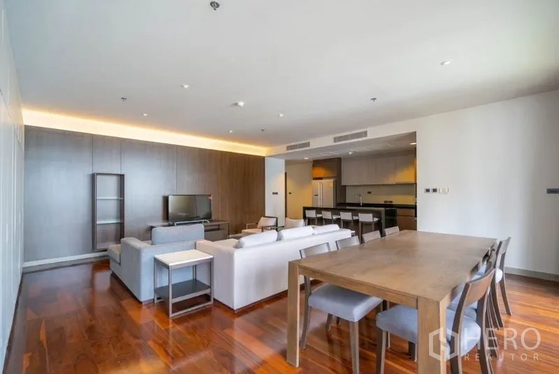 คอนโด ให้เช่าในKhlong Toei, Bangkok - พื้นที่นั่งเล่น–รับประทานอาหารกว้าง ครัวพร้อมเคาน์เตอร์บาร์ พื้นไม้และไฟซ่อน