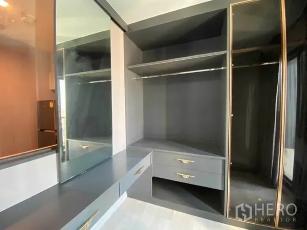 คอนโด ให้เช่าในPathum Wan, Bangkok - ตู้เสื้อผ้ามุมห้องพร้อมชั้นวาง ลิ้นชัก และบานกระจกเงา