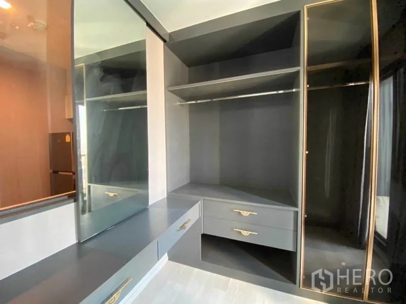 คอนโด ให้เช่าในPathum Wan, Bangkok - ตู้เสื้อผ้ามุมห้องพร้อมชั้นวาง ลิ้นชัก และบานกระจกเงา