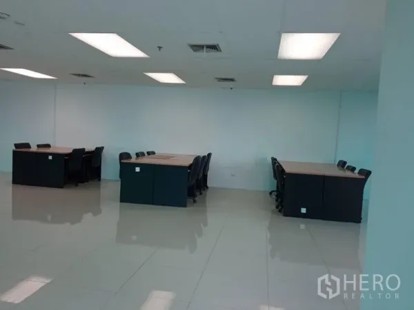 办公空间 出租在Huai Khwang, Bangkok - 明亮办公区，多组工位与办公椅，天花板面板灯，布局灵活，靠近MRT素提三站。