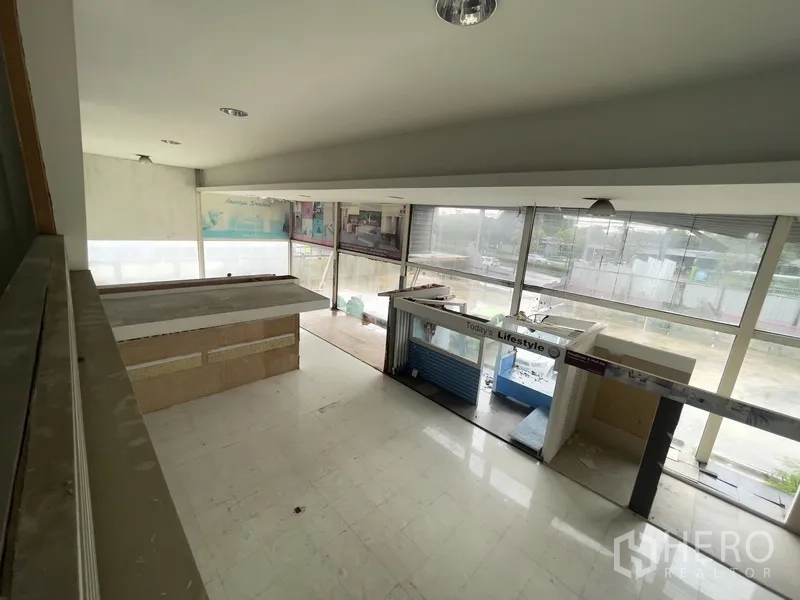货栈 出租在Prawet, Bangkok - 二层视角，可见展柜与玻璃立面