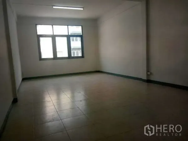 อาคารพาณิชย์ ให้เช่าในBang Na, Bangkok - ห้องชั้นบนกว้าง มีหน้าต่างบานใหญ่ ปูกระเบื้อง ผนังสีอ่อน