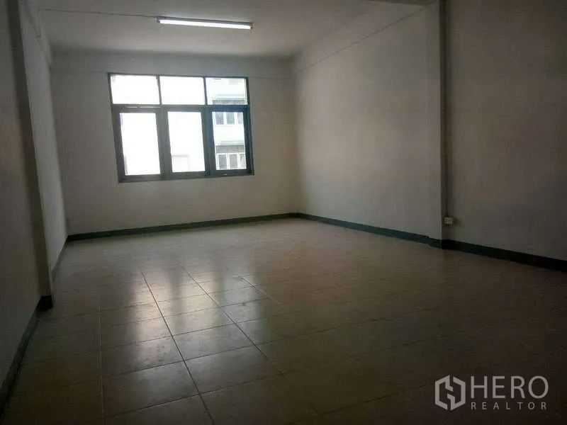 อาคารพาณิชย์ ให้เช่าในBang Na, Bangkok - ห้องชั้นบนกว้าง มีหน้าต่างบานใหญ่ ปูกระเบื้อง ผนังสีอ่อน