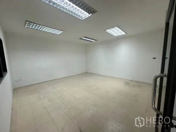 คลังสินค้า ให้เช่าในSaphan Sung, Bangkok - ห้องสำนักงานสว่าง ผนังสีขาว ไฟเพดาน และพื้นกระเบื้อง