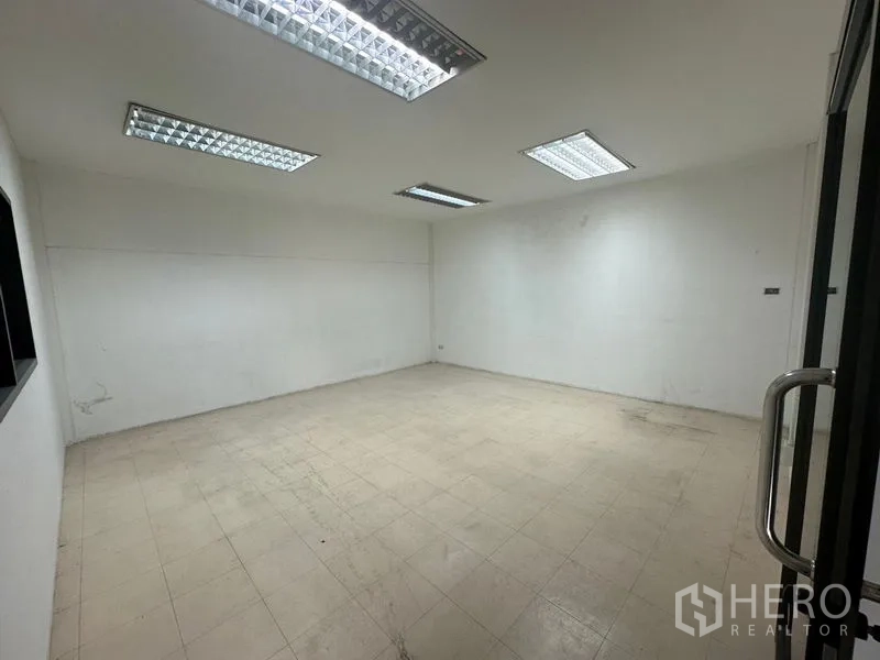 คลังสินค้า ให้เช่าในSaphan Sung, Bangkok - ห้องสำนักงานสว่าง ผนังสีขาว ไฟเพดาน และพื้นกระเบื้อง