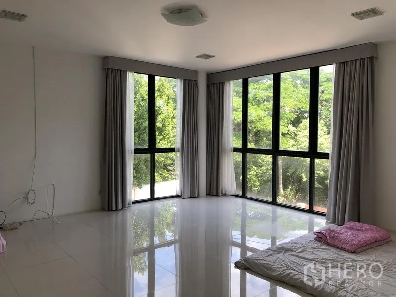 Factory for rent or sale in Lat Lum Kaeo, Pathum Thani - Sunlit upper room with floor-to-ceiling corner windows and glossy tile floors.