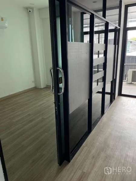 สำนักงานที่บ้าน ให้เช่าหรือขายในWang Thonglang, Bangkok - ประตูกระจกบานเลื่อนกั้นพื้นที่ทำงานพื้นลายไม้