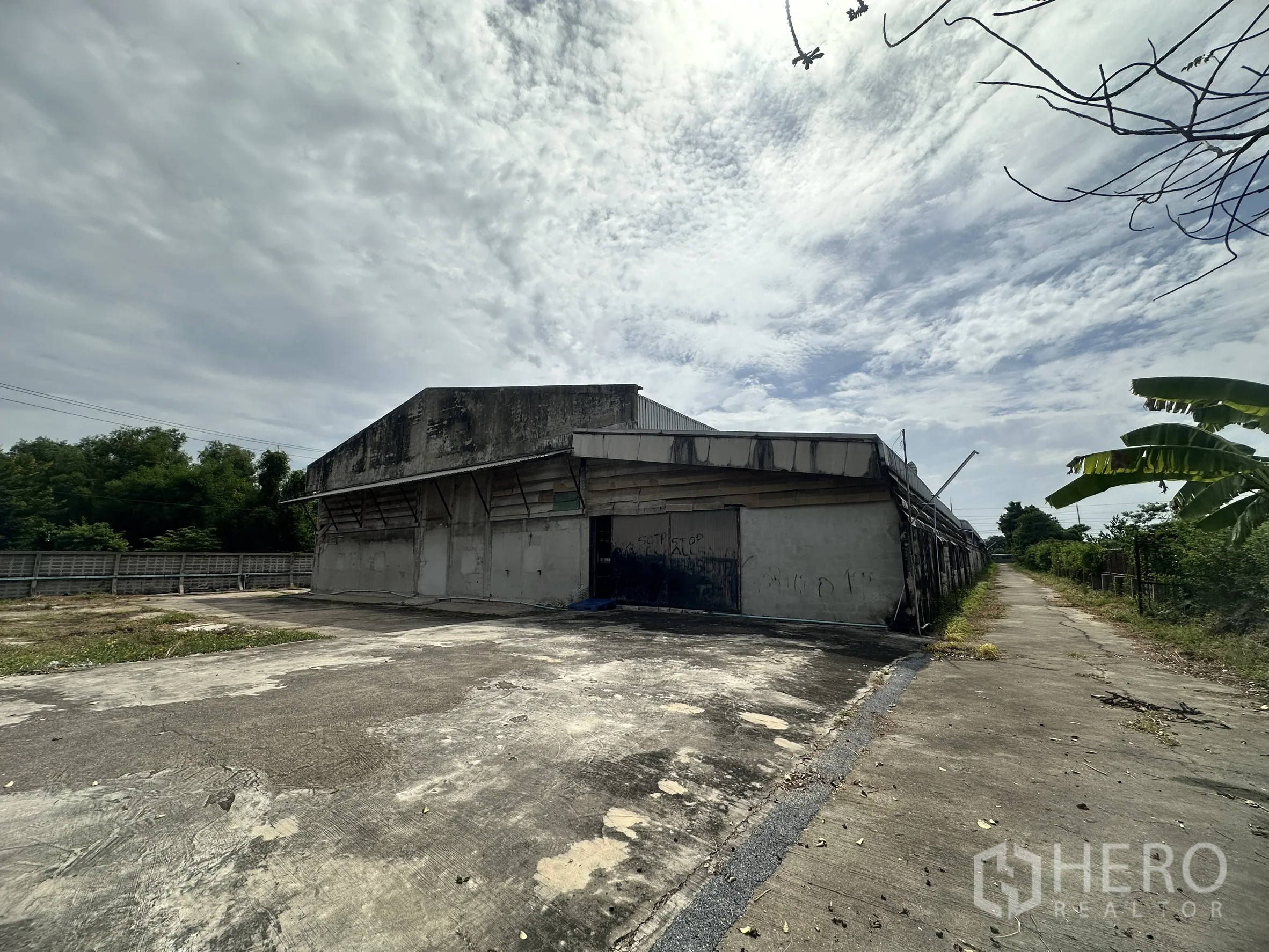 โรงงาน for sale in Sai Noi, Nonthaburi - ด้านข้างอาคารโรงงานติดทางบริการและพื้นที่สีเขียวโดยรอบ
