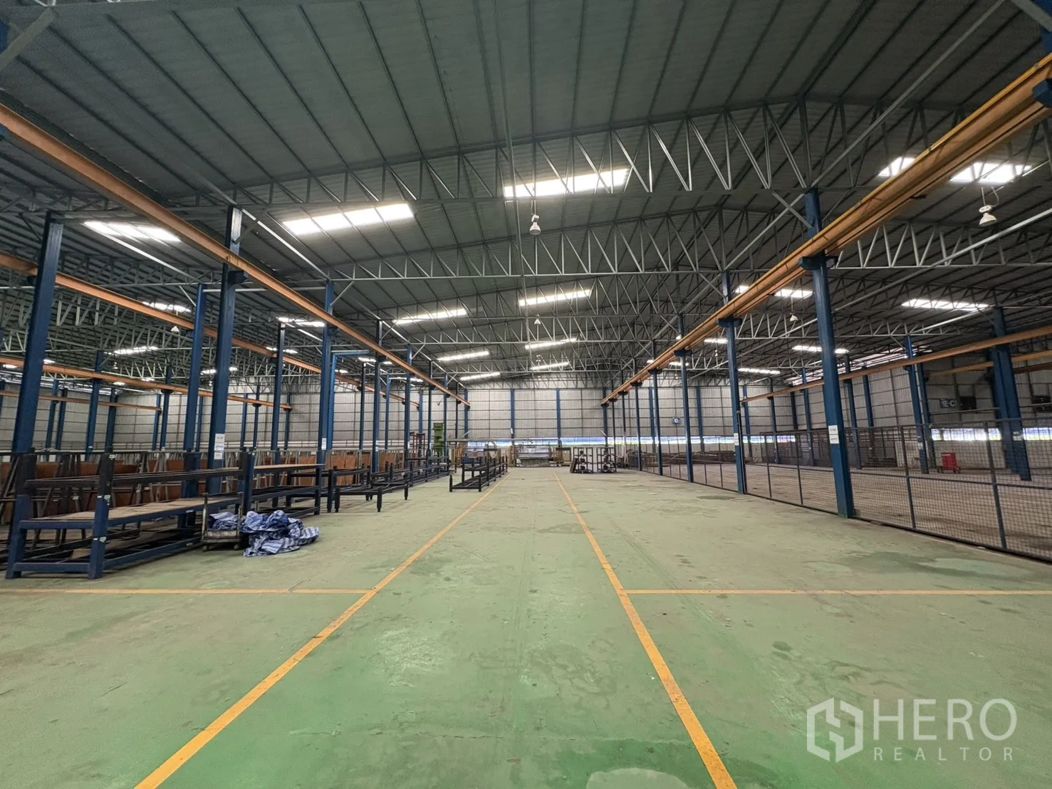 工厂 出租在Phra Pradaeng, Samut Prakan - 两侧生产区之间的长中轴通道，上方布置行车梁。