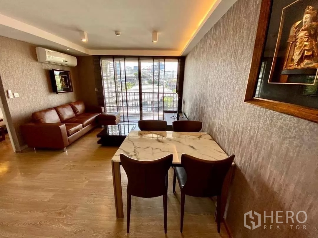 คอนโด ให้เช่าในWatthana, Bangkok - มุมทานอาหารโต๊ะหินอ่อนติดระเบียงข้างโซฟา