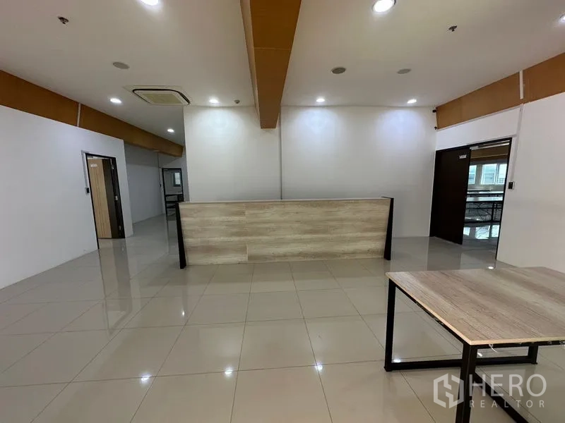 สำนักงาน ให้เช่าในSuan Luang, Bangkok - โซนต้อนรับมุมมองอีกด้าน เห็นเคาน์เตอร์และห้องโดยรอบ