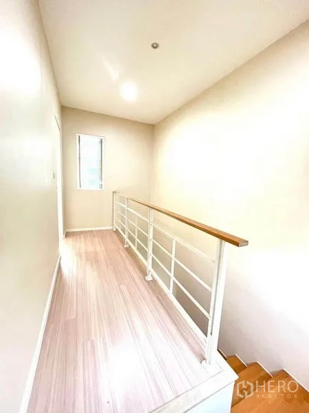 ทาวน์เฮาส์ ขายในBang Kapi, Bangkok - โถงบันไดสว่าง ราวสีขาวและหน้าต่างด้านข้าง