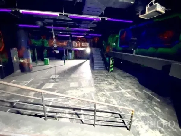 零售空间 出租在Khlong Toei, Bangkok - 宽敞的工业风零售大厅，设有坡道、夹层与紫色LED灯带。