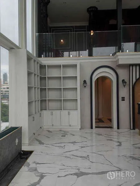 零售空间 出租 - 内置白色书柜与拱形门道，下方为夹层