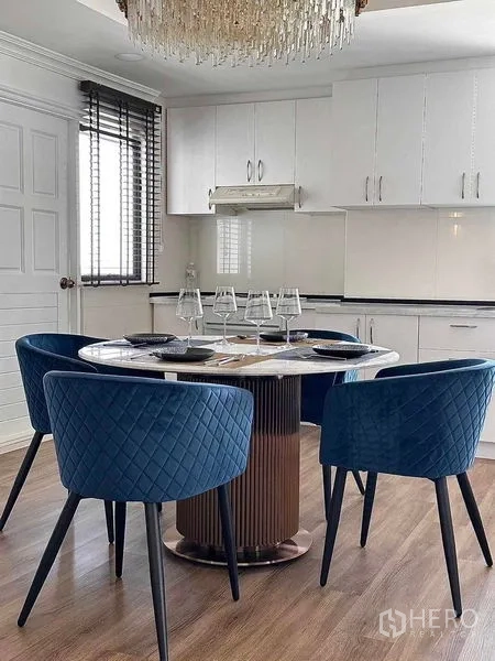 คอนโด ให้เช่าในKhlong Toei, Bangkok - มุมทานอาหาร โต๊ะกลมหินอ่อนและเก้าอี้บุนวมสีน้ำเงินลายควิลต์