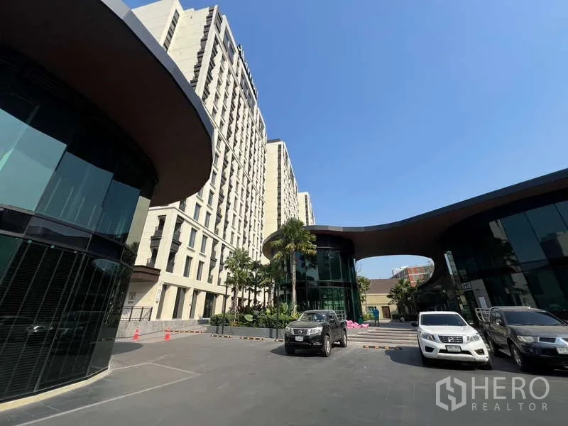 零售空间 出租在Khlong Toei, Bangkok - 项目前方的停车区与周边现代高层建筑。