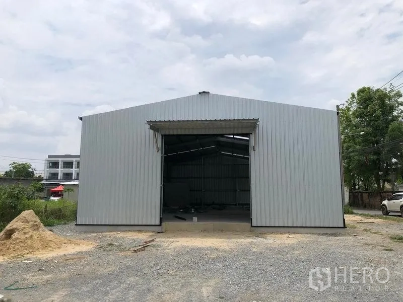 คลังสินค้า ให้เช่าในBang Yai, Nonthaburi - ด้านหน้าตัวอาคารโกดัง ช่องทางเข้ากว้าง พร้อมลานกรวด