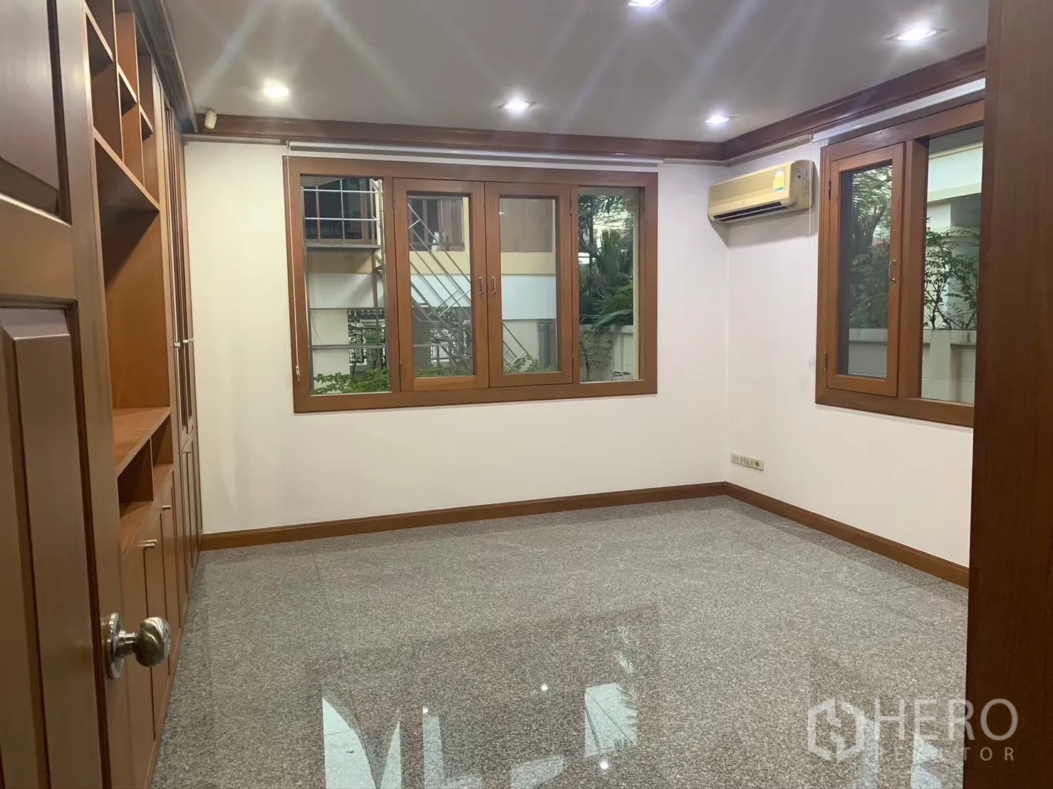 บ้าน ให้เช่าในWatthana, Bangkok - ห้องปรับอากาศ หน้าต่างบานใหญ่ พร้อมตู้เก็บของบิวท์อิน