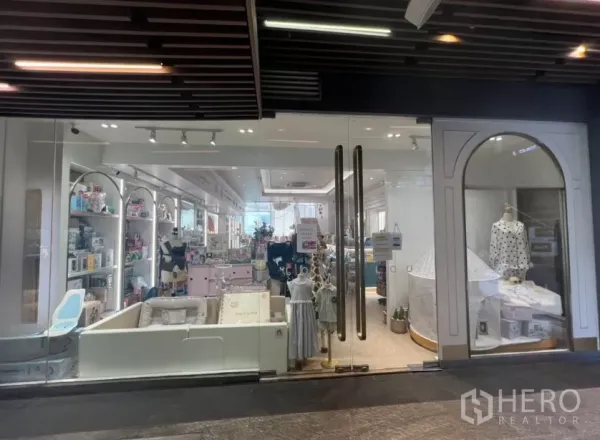 Retail Space for rent in Watthana, Bangkok - Retail unit with full-height glass facade and double glass doors along a promenade.