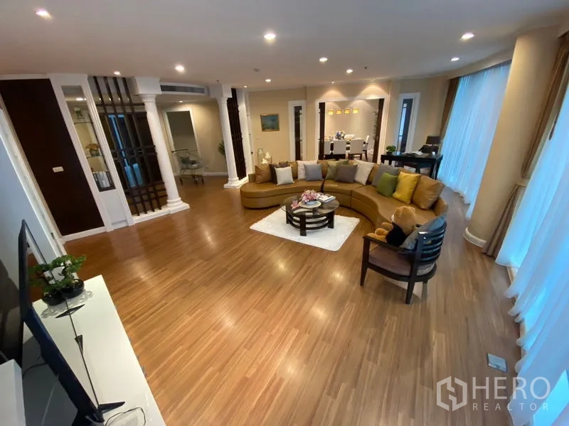 อพาร์ทเมนท์ ให้เช่าในWatthana, Bangkok - พื้นที่รับแขกแบบโอเพนแปลน พื้นไม้ ดาวน์ไลต์ และหน้าต่างกระจกบานใหญ่โดยรอบ